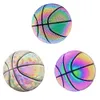 Holografisk reflekterande basketboll pu läder slitstarka färgglada nattspel gata glödande basket med luftnålar 231220