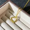 CO Trendy Simple Heart Necklace Women's V Gold Hollow Light Luxury Fashion Collar Chain Jewlery Designer för kvinnor Högkvalitativa Tiffanyiteter