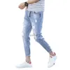 Jeans da uomo stile coreano vita media tasche con cerniera con bottoni uomo slim fit jeans skinny strappati pantaloni slim fit denim streetwear L231220