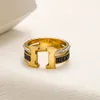 Never Fade S Designer Ring Womens Ringsファッションステンレス鋼刻まれた文字パターンゴールドメッキサイズ6-8卸売