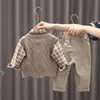 Baby boy kleren moeder kinderen lente kleding sets trui vest 3 stks peuter broek katoen Koreaanse versie van kinderpak 231220