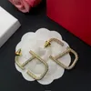 Student projektant V luksusowe kobiety kolczyki biżuteria Moda klasyczna perła metalowa ekologiczna kolę damskie kolce Jewillery zabawne litery klasyczne marka prosta kryształowy prezent zaręczynowy