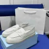 Замшевые лоферы Сабо Chalk White 1d270 Sabot in Pelle Scamosciata En Daim Ecru Дизайнерские кожаные лоферы с треугольными эмалированными металлическими деталями