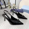 Designer kvinnors högklackade sandaler sommar Nya modeläder tofflor sexiga spetsiga stilettparty skor designer skor 7,5 cm klackar med låda