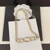 Bijoux de créateurs Collier en laiton de luxe Marque française Classique Double lettre incrustée de strass carrés Collier de charme en cuivre de haute qualité Cadeau de mode sœur