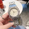 Moda lüks saat erkekler tasarımcı erkekler için saatler 43mm tarih kuvars altın saatler siyah yüz erkekler izler paslanmaz çelik zarif menwatch montre de lüks hediye kutu