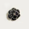 Spille placcate oro 18k Spille Designer di marchi di lusso Camelia nera Fiore Stampa Cerchio Moda Donna Spille in acciaio inossidabile Wed266b