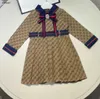Lyxiga barnklänningar band slips dekoration baby klänning storlek 110-160 designer flicka kjol rutnät brev full tryck småbarn frock dec10