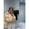 Miui Miui Down JacketMMファミリー23秋/冬の新しいショートダウンファッションレタープリント装飾ジッパーコート女性のリトルイエローマン