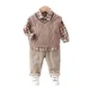 Baby boy kleren moeder kinderen lente kleding sets trui vest 3 stks peuter broek katoen Koreaanse versie van kinderpak 231220