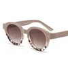 Occhiali da sole oval women designer designer rivetti sfumature Uv400 gradiente di moda Trending per occhiali personalizzati da sole.