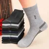 Chaussettes pour hommes 5 paires longues douces confortables résistantes à l'usure robustes décontractées simples mode noir grande taille mi-mollet