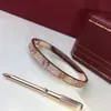 En designerpatter Gold Diamond Armband Kvinnlig rostfritt stål Parbredd 7mm Valentines Day Presentflickvän smycken