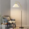 Golvlampor vardagsrum vertikalt sovrum high-end ljus lyx modern enkel nordisk tyg skugga lägenhet byte lampa