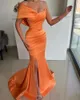 Partykleider Elegant Orange Meerjungfrau Abend lang für Frauen Plus Size One Shoulder Drapierte Side Split Satin Geburtstag Prom Kleider