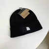 Banie / Skull Caps Designer Automne et Hiver Hat White Letter Simple Treat Chapeau Men's Lociers polyvalent en laine poly