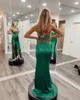 Sukienki na imprezę Mermaid Green Satin Satin Długie cekiny cekiny Pidechy Side Split Saudyjna Arabia Kobiet Suknia wieczorowa