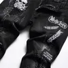 Jeans da uomo Primavera Autunno 2023 Pantaloni elasticizzati slim con ricamo teschio nero strappato Abbigliamento da moto