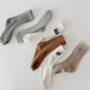 3pairs/ Lot Fashion Letter Mid Tube Socks Children Cutoon Rabbit Solid Soft Slange Baby Girl Blandade lapptäckstrumpor 231221