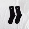 MEN SOCKS COATS مصممي الكاحل نساء تصمم الجوارب الرياضية القطن التنفس مخزن طويل الألوان متعددة الألوان القابلة للخلط e6kf