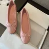 Kleiderschuhe Designer Ballett Flats Schuh Frühling Herbst Schafkinne Boat Boat Schuh Lady Leder Lazy Dance Sliper Frauen Schuhe Großgröße 34-42 mit Box Ledersohle