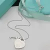 2024 Designer Love Key Necklace Female T Family Heart English Hanging Tag Peach Collar