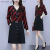 Zweiteiliger Kleid Fashion Korean Button Spleiß gefälschte zwei Stücke Kleid für Casucal Long Sle Printing V-Ausschnitt Kleider Frühling Frauen Kleidung L231221