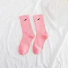 MEN SOCKS COATS مصممي الكاحل نساء تصمم الجوارب الرياضية القطن التنفس مخزن طويل الألوان متعددة الألوان القابلة للخلط e6kf