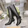 Sapatos de designers famosos Sucessos da moda Biqueira quadrada grande Design com estilo Painéis bordados em couro granulado Sola de couro genuíno Botas longas