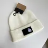 Banie / Skull Caps Designer Automne et Hiver Hat White Letter Simple Treat Chapeau Men's Lociers polyvalent en laine poly