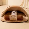 القطط سرير الشتاء القابل للإزالة نصف دافئ مغلق كيس نوم الأليف كيس الكلب السرير منزل القطط عش وسادة مع وسادة 231221