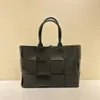 Sacola de tecido Sacos de compras Underarm Designer Bolsas de Ombro Grande Bolsa Bolsa ARCO 16 Mulheres Bolsas Sólidas Couro Liso Com Bloqueio Marrom Preto Branco 34cm