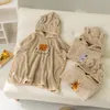 Dessin animé Baby Bath Coral Fleece Coton Coton Cabille à capuche Born Cap serviette Soft Poncho Kids Bathrope Babillard Baby Stuff 231221