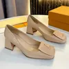 pumpar för kvinnor designer slingback klackar fyrkantiga tå skor sandaler sandles chunky block klack slingback pump svart vit naken läder kattunge klackar klädskor