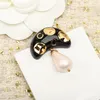 2023 Broche con dije de calidad de lujo en forma de seta en color blanco y negro chapado en oro de 18k con sello de caja PS3339273A