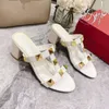 Roman Stud v Neue mit besetzte Sandalen Absatz 6 cm Luxusdesigner Frauenrutschen Kalbskamme Nieten Sommerschuhe flache Schuhe Leder Italien MADE WEISS Schwarz