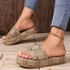 Slippers 2023 الصيف النعال الوحيدة السميكة الجديدة للنساء بحجم كبير في ملابس خارجية من النعال الشاطئية خط واحد للنساء T240301