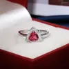 Klusterringar 2023 Trend S925 Sterling Silver Red Crystal Ring med bling zirkonsten för kvinnor mode smycken bröllopsengagemang gåva