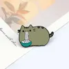 Fat Cat Eating Noodles Emamel Pins Cartoon Animal Broschs Women Män Jeans Coat Lapel Pin Badge Jewelry Gift For Friend Wholesale