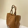 Gewebte Einkaufstasche, Einkaufstaschen, Unterarm-Designer-Umhängetaschen, große Geldbörse, Handtasche, ARCO 16 Damen-Handtaschen, solides Glattleder mit Schloss, Braun, Schwarz, Weiß, 34 cm