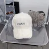 Kanał designerski Chaneel Cap Hat Plush Little Xiang Family Baseball Hat for Womens Autumn and Winter New Korean Version Letter Show twarz Mała ciepła kaczka tongu