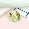 Cartoon White Black Cat con spille da fiori Donne Eleganti spille di smalto per amicizia con perno animale badge Distintivo Giochi gioielli