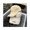Дизайнерская кепка Celina Hat Корейская бейсбольная кепка с протертыми краями и протертыми краями Женская шляпа с триумфальной аркой и металлической буквой Мягкий верх Шляпа с утиным языком Модная шляпа в Instagram