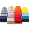 Bérets Couleur unie Femmes Chapeau tricoté Hommes Hiver Pur Chaud Protection de l'oreille Bonnet Bonnet Acrylique Style coréen Mode Jeunes Filles Casquette