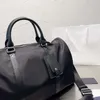 Män mode Duffle Bag Triple Black Nylon Travel Påsar Män hanterar Bagage Gentleman Business Tote med axelband Messenger Bag axelväska Crossbody