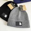 Banie / Skull Caps Designer Automne et Hiver Hat White Letter Simple Treat Chapeau Men's Lociers polyvalent en laine poly