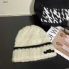 mode kvinnor hatt designer beanie höst vinter varm unisex stickade kvinnor hattar stickade tillbehör män mössa med låda blommor märke skalle mössor 21 december ny