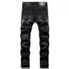 Jeans da uomo Primavera Autunno 2023 Pantaloni elasticizzati slim con ricamo teschio nero strappato Abbigliamento da moto