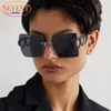 Lunettes de soleil surdimensionnées carrées sans montée sans montée 2023 Designer Heart Metal Frame Sun Sun pour les lunettes sans cadre féminine