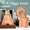 العناصر الجدة العناصر 26 رسائل English Piggy Bank Wooden Coin Money Saving Box Coins Coins Storage Box Desktop Ornament Decor